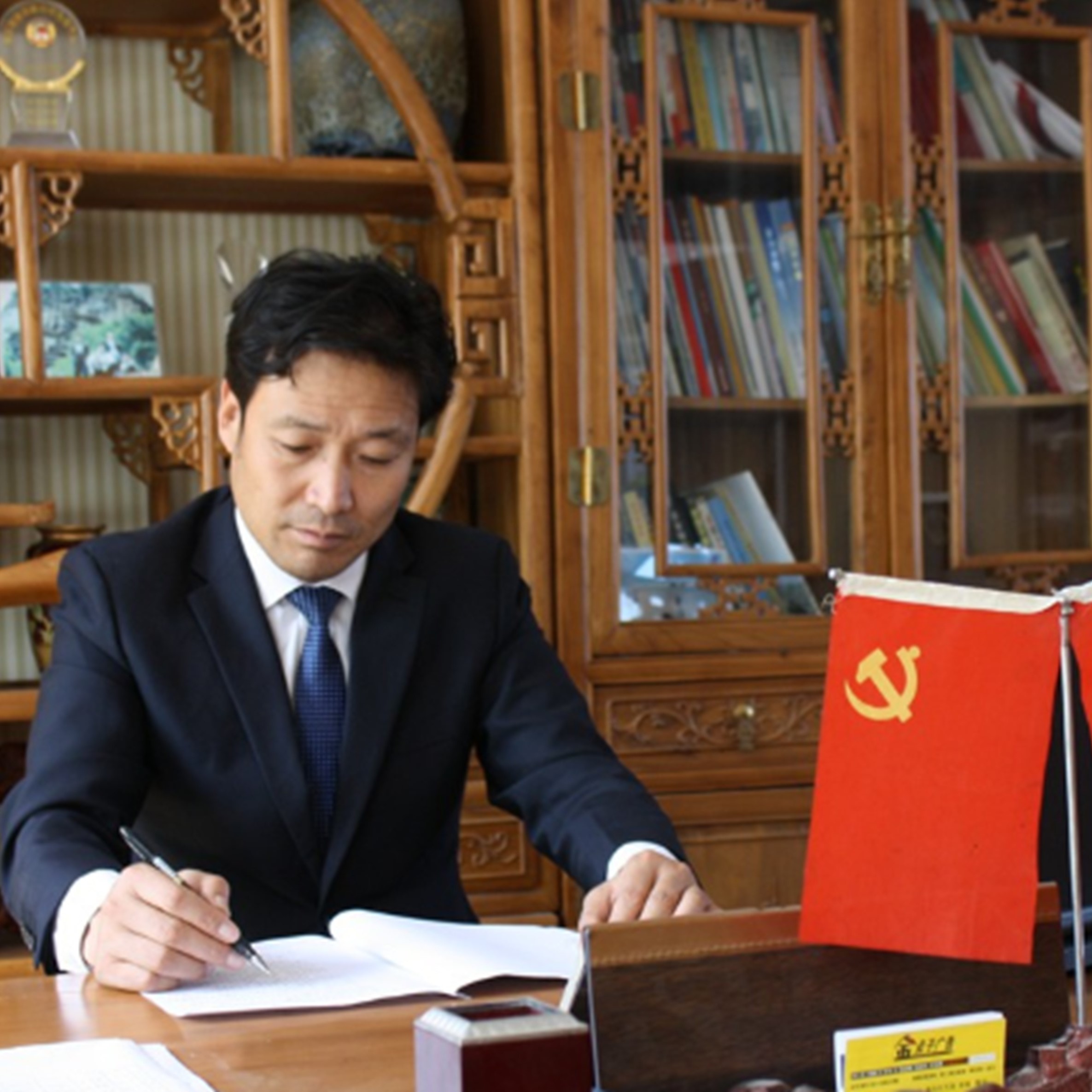 办公照_副本.jpg